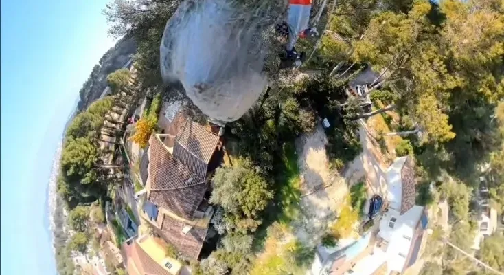 Caméra sur la perche télescopique lors de la coupe d’un nid de chenilles processionnaires du pin par Régul-nuisibles-4D